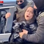 امرأة تروي تجربتها المؤلمة بعد اعتقالها بعنف من قبل عملاء فيدراليين في الولايات المتحدة.