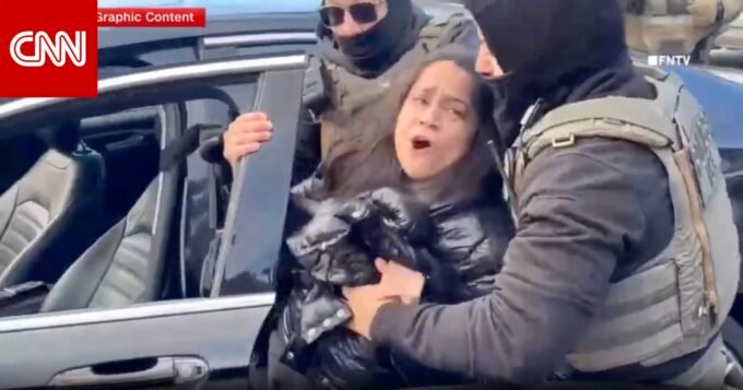 امرأة تروي تجربتها المؤلمة بعد اعتقالها بعنف من قبل عملاء فيدراليين في الولايات المتحدة.