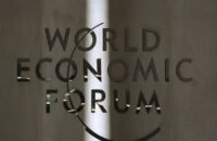 صورة لكيريل دميترييف أو شعار منتدى دافوس