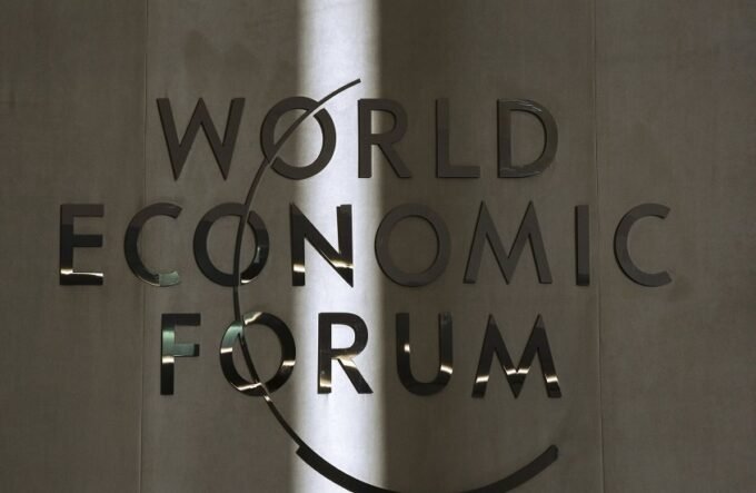 صورة لكيريل دميترييف أو شعار منتدى دافوس