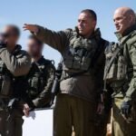 صورة تظهر جندياً إسرائيلياً على الحدود مع غزة، ترمز إلى التوتر العسكري والجهود المبذولة لنزع سلاح حماس.