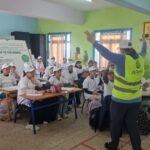 تلاميذ يشاركون في حملة تنظيف داخل مدرسة بالصويرة، ضمن مبادرة شركة أرما للنظافة.