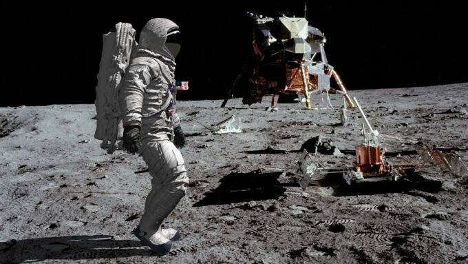 صورة لمهمة أرتميس الفضائية أو رائد فضاء على سطح القمر، ترمز لجدل الهبوط على القمر.