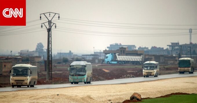 إنجاز عملية نقل كبرى لمعتقلي داعش من سوريا إلى العراق: تفاصيل وأبعاد أمنية 7 صورة جوية لعملية نقل معتقلي داعش بين سوريا والعراق، تظهر جهود التحالف الدولي في مكافحة الإرهاب.