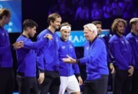 صورة للاعبين تايلور فريتز وبن شيلتون يتبادلان التحية في ملعب التنس