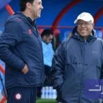 نهضة الزمامرة ومحمد فاخر: انفصال بالتراضي ينهي فصلاً كروياً 4 صورة لمحمد فاخر وهو يصافح مسؤولاً من نادي نهضة الزمامرة بعد اتفاق الانفصال