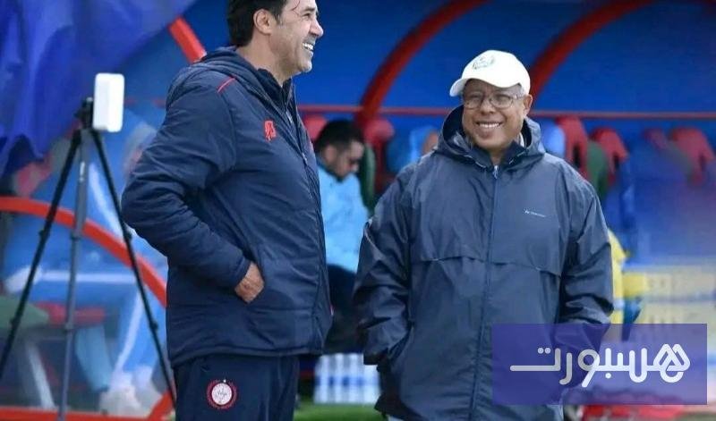 صورة لمحمد فاخر وهو يصافح مسؤولاً من نادي نهضة الزمامرة بعد اتفاق الانفصال