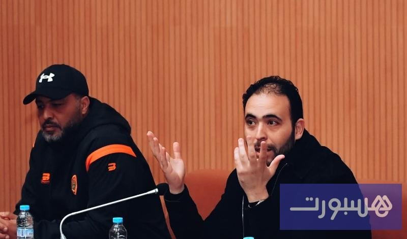 صورة لفريق نهضة بركان أو شعاره في ملعب كرة قدم