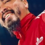 صورة للفنان هاشم البسطاوي يتحدث بجدية عن قضايا فنية ومجتمعية.