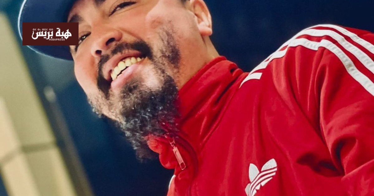 صورة للفنان هاشم البسطاوي يتحدث بجدية عن قضايا فنية ومجتمعية.