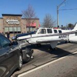 طائرة صغيرة تهبط اضطرارياً على طريق براونز بريدج المكتظ بالسيارات في غينزفيل، جورجيا، بعد عطل في المحرك.