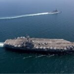 صورة تظهر سفناً حربية أمريكية في الخليج العربي، رمزاً للتعزيزات العسكرية في المنطقة.