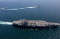 صورة تظهر سفناً حربية أمريكية في الخليج العربي، رمزاً للتعزيزات العسكرية في المنطقة.