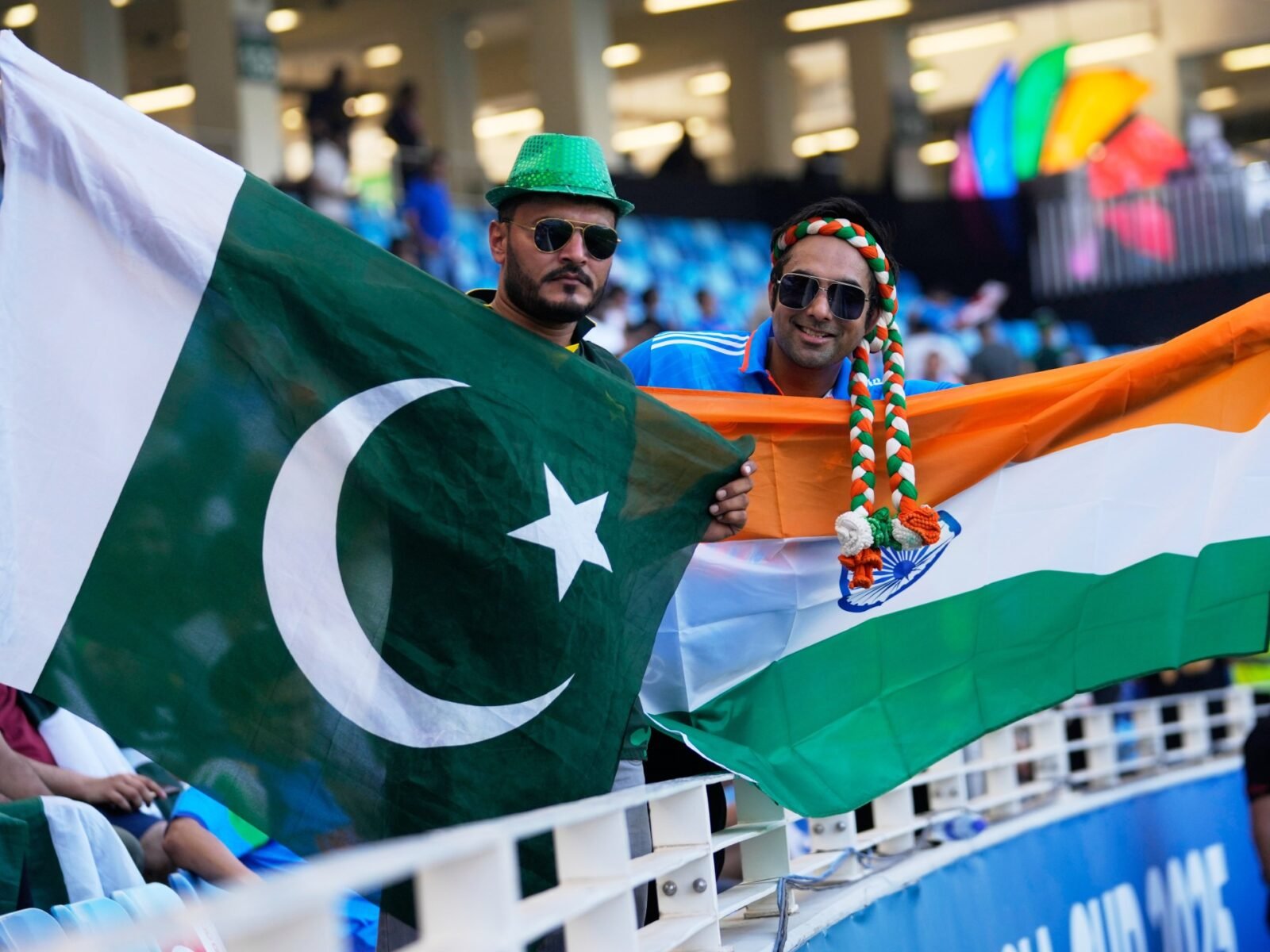 جماهير الهند وباكستان تحمل أعلام بلادها في نهائي كأس آسيا للكريكيت في دبي.