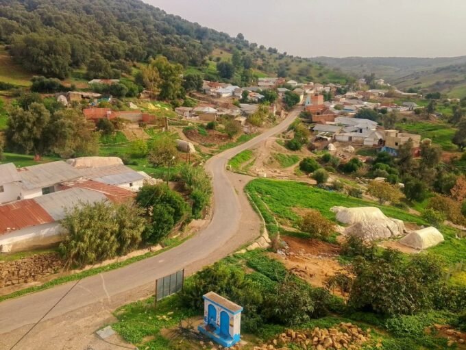 صورة تظهر أعمال إصلاح طريق متضررة جراء انهيار أرضي في منطقة ريفية بإقليم وزان