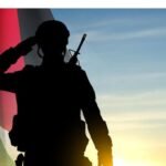 صورة لمتقاعدين عسكريين أردنيين يحتفلون بيوم الوفاء، مع إبراز العلم الأردني.