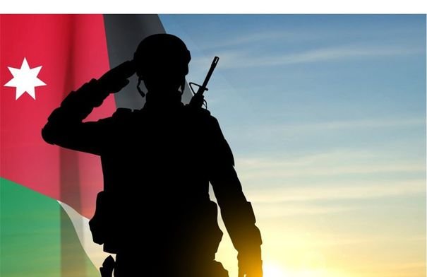 صورة لمتقاعدين عسكريين أردنيين يحتفلون بيوم الوفاء، مع إبراز العلم الأردني.