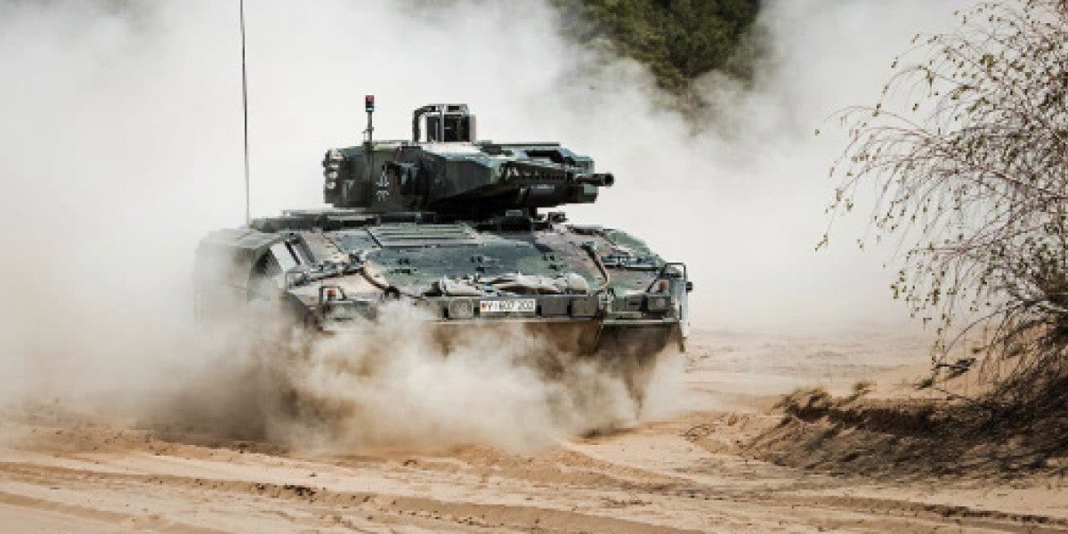 Le ministre allemand des Affaires étrangères, Johann Wadephul, s'exprimant lors d'une conférence de presse, avec des drapeaux allemand et français en arrière-plan, symbolisant les tensions diplomatiques sur les dépenses de défense.