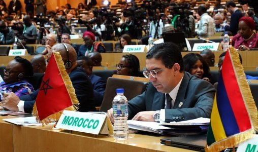 Le ministre des Affaires étrangères, Nasser Bourita, lors d'une session de l'Union Africaine à Addis-Abeba, symbolisant l'engagement diplomatique du Maroc.