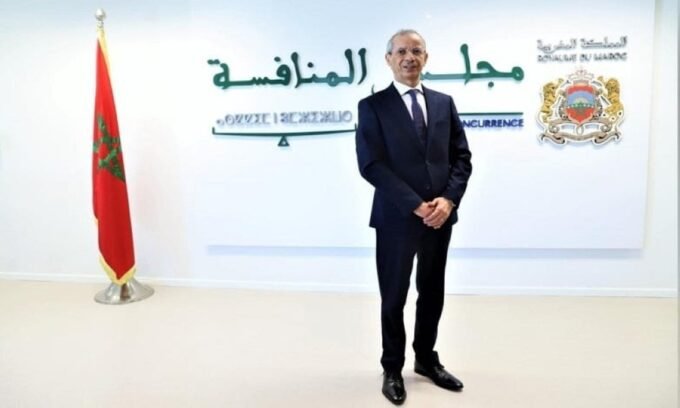 Dispositifs Médicaux : Le Conseil de la Concurrence Dégaine Contre les Pratiques Anticoncurrentielles 8 Image illustrant une perquisition ou une enquête dans un bureau, avec des documents et des dossiers, symbolisant l'action du Conseil de la concurrence dans le secteur des dispositifs médicaux.