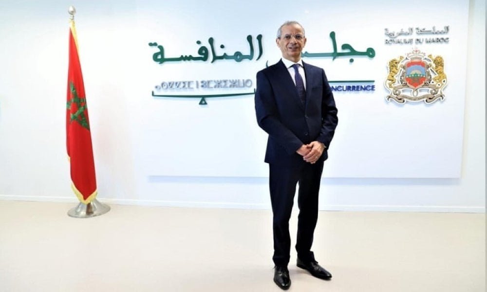 Image illustrant une perquisition ou une enquête dans un bureau, avec des documents et des dossiers, symbolisant l'action du Conseil de la concurrence dans le secteur des dispositifs médicaux.