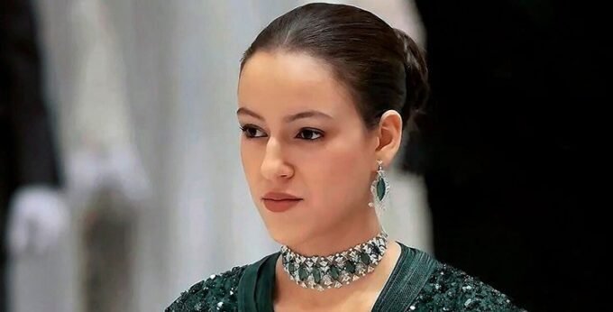 Dix-neuvième Printemps Royal : Le Maroc Célèbre l'Épanouissement de SAR la Princesse Lalla Khadija 6 SAR la Princesse Lalla Khadija souriante lors d'un événement officiel, symbolisant la jeunesse et l'avenir de la monarchie marocaine.