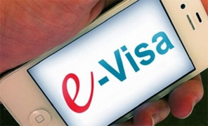 Le E-Visa : Le Maroc Déploie ses Ailes Touristiques vers l'Asie et l'Afrique 7 Une carte du monde stylisée avec des flèches reliant le Maroc à l'Asie et à l'Afrique, symbolisant l'expansion touristique facilitée par le e-visa.