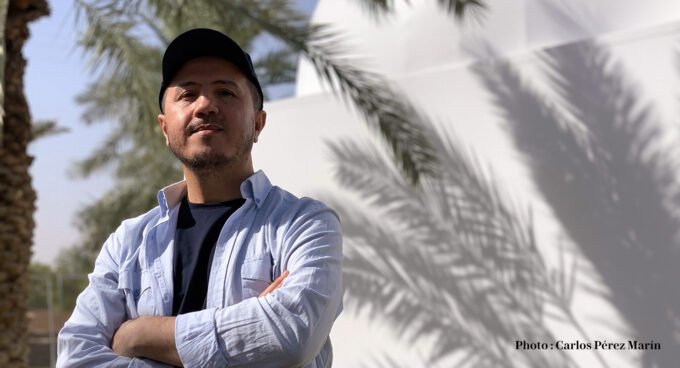 Éclosion Spirituelle au MMVI : Le Voyage Introspectif de Younes Rahmoun 7 Une image abstraite et immersive de l'installation vidéo 'Zahra-Khasla' de Younes Rahmoun, montrant des formes florales imaginaires unies par un point rouge vibrant sur des écrans flottants, évoquant la spiritualité et la contemplation.