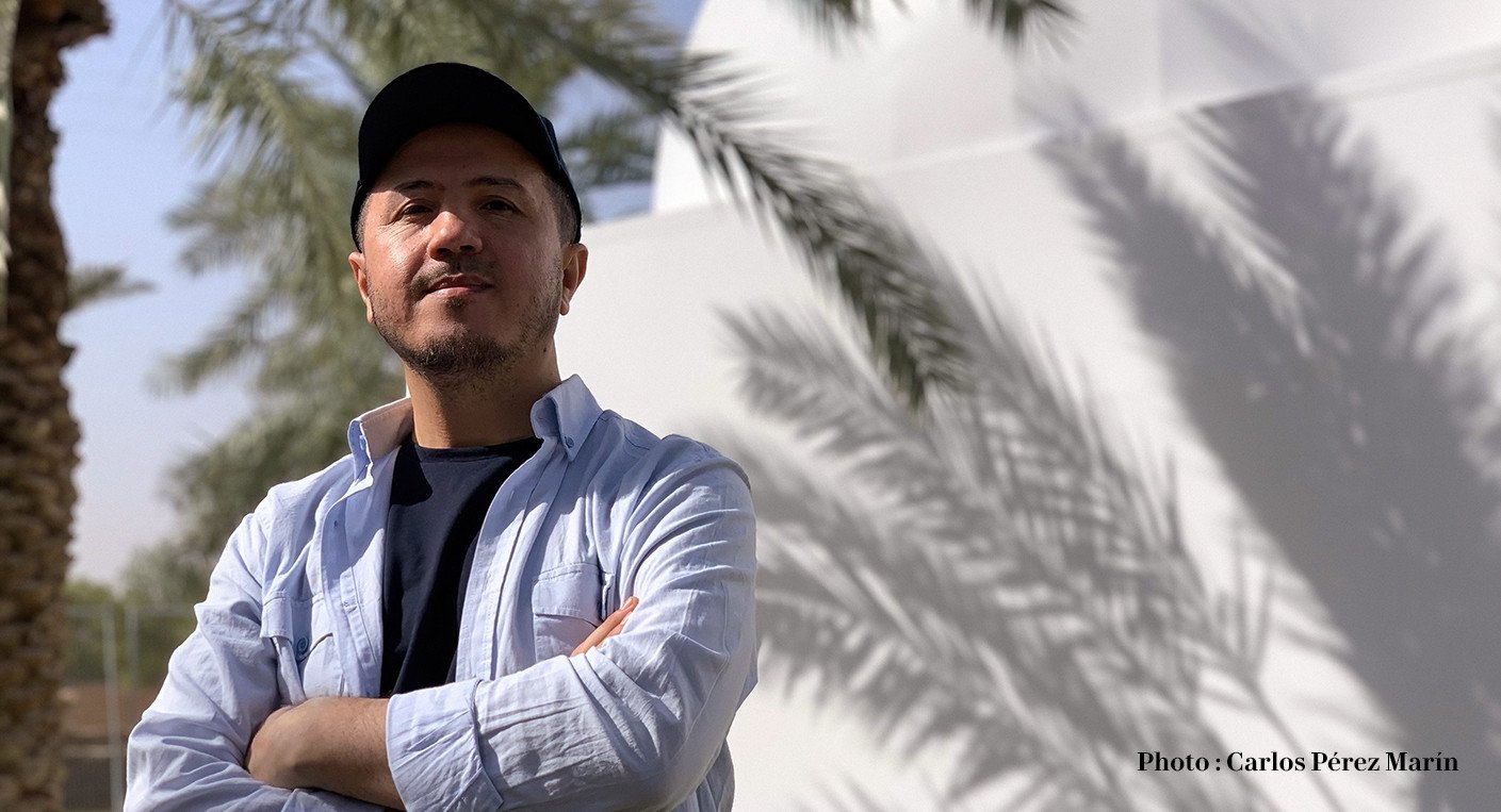 Une image abstraite et immersive de l'installation vidéo 'Zahra-Khasla' de Younes Rahmoun, montrant des formes florales imaginaires unies par un point rouge vibrant sur des écrans flottants, évoquant la spiritualité et la contemplation.