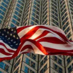 USA 2025 : La croissance économique s'essouffle, Trump fulmine contre la Fed 6 Graphique illustrant la décélération de la croissance du PIB américain en 2025, avec des flèches descendantes et des symboles de tension économique.