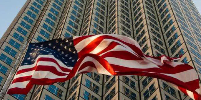 USA 2025 : La croissance économique s'essouffle, Trump fulmine contre la Fed 8 Graphique illustrant la décélération de la croissance du PIB américain en 2025, avec des flèches descendantes et des symboles de tension économique.