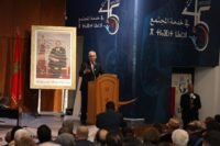 Jeunes étudiants marocains discutant devant un tableau, symbolisant le débat sur l'avenir de l'éducation et la confiance.