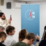 Julien Sanchez, directeur de campagne du Rassemblement national, lors d'une conférence de presse à Paris, le 1er décembre 2025, évoquant les municipales de 2026.