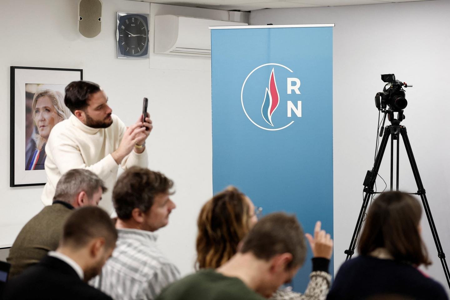 Municipales 2026 : La 'Charte' du RN, un pari perdu pour séduire les maires de droite 1 Julien Sanchez, directeur de campagne du Rassemblement national, lors d'une conférence de presse à Paris, le 1er décembre 2025, évoquant les municipales de 2026.