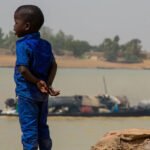 Enfants en mouvement : L'OIM lance un cri d'alarme face à la traite et l'invisibilité 2 Une image illustrant des enfants en situation de migration, potentiellement vulnérables à la traite, avec un arrière-plan suggérant un voyage ou un déplacement.