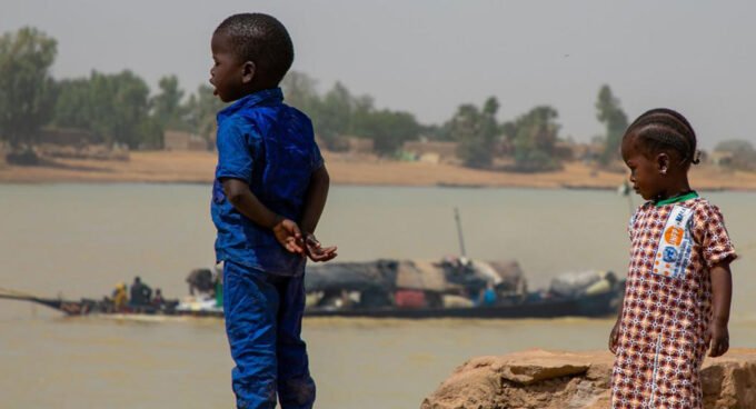 Enfants en mouvement : L'OIM lance un cri d'alarme face à la traite et l'invisibilité 7 Une image illustrant des enfants en situation de migration, potentiellement vulnérables à la traite, avec un arrière-plan suggérant un voyage ou un déplacement.