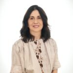 Wafa Belmaachi Rkaibi, Présidente de Réseau Entreprendre Maroc, souriante et professionnelle, illustrant l'engagement du réseau pour l'entrepreneuriat.