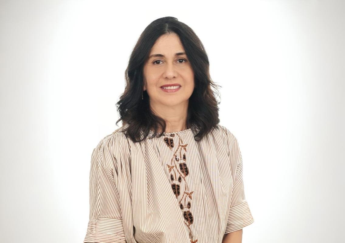 Wafa Belmaachi Rkaibi, Présidente de Réseau Entreprendre Maroc, souriante et professionnelle, illustrant l'engagement du réseau pour l'entrepreneuriat.