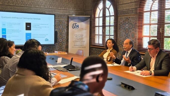 Entreprises familiales : un nouveau certificat pour organiser la relève et pérenniser la gouvernance 7 Un groupe de professionnels en discussion lors d'une session de formation sur la gouvernance d'entreprise familiale, avec des sourires et des gestes de collaboration, symbolisant le leadership intergénérationnel et la pérennité.