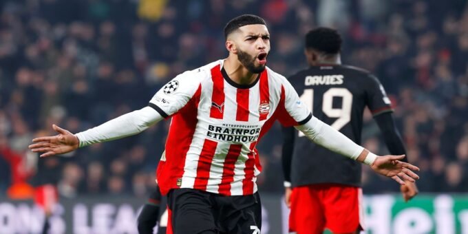 Ismael Saibari célébrant une passe décisive pour le PSV Eindhoven lors de la victoire 3-1 contre Heerenveen en Eredivisie.
