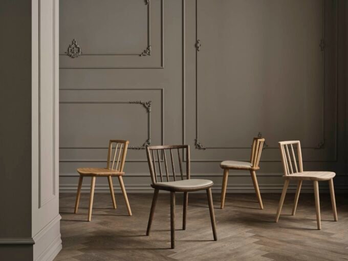 The Éter chair, a solid oak dining chair with curved backrest and rounded legs, inspired by Danish design, by Ramón Esteve Estudio for Bolia.