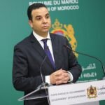 Vue aérienne d'une zone résidentielle marocaine partiellement inondée, avec des véhicules de secours et des équipes d'intervention sur place, illustrant la mobilisation face aux intempéries.