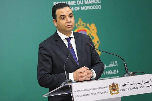 Face aux Eaux Déchaînées : Le Maroc, Uni et Mobilisé, Affronte les Inondations 5 Vue aérienne d'une zone résidentielle marocaine partiellement inondée, avec des véhicules de secours et des équipes d'intervention sur place, illustrant la mobilisation face aux intempéries.