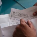 Illustration de la digitalisation de la santé au Maroc, avec une feuille de soins électronique et un QR code, symbolisant la modernisation de l'AMO.