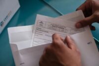 Illustration de la digitalisation de la santé au Maroc, avec une feuille de soins électronique et un QR code, symbolisant la modernisation de l'AMO.