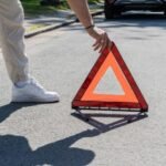 Vue d'ensemble de différentes voitures modernes sur une route, symbolisant la diversité du marché automobile et l'importance de la fiabilité pour les conducteurs.