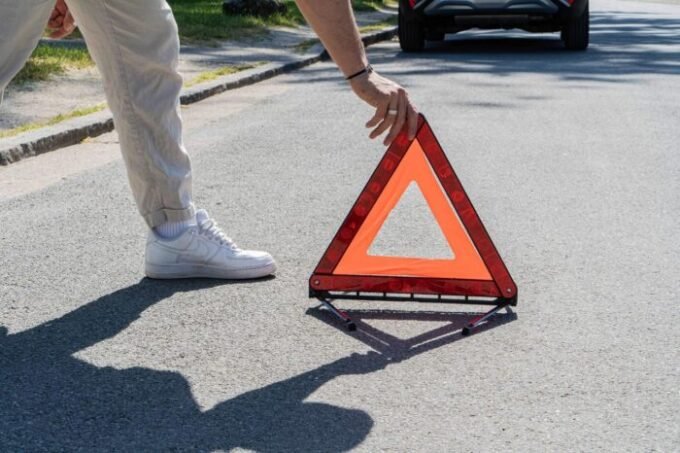 Vue d'ensemble de différentes voitures modernes sur une route, symbolisant la diversité du marché automobile et l'importance de la fiabilité pour les conducteurs.