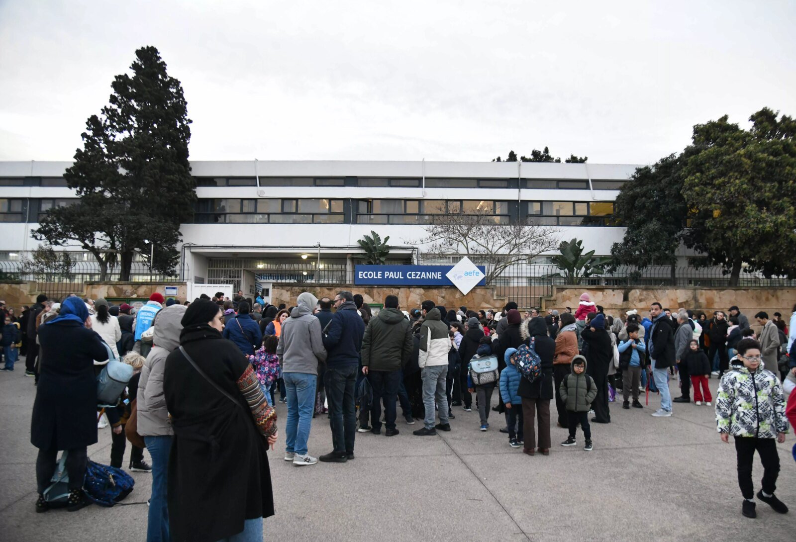 Des élèves et parents d'élèves devant l'école Paul Cézanne (AEFE) à Rabat, en janvier 2026, protestant contre la hausse des frais de scolarité.