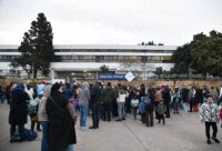 Des élèves et parents d'élèves devant l'école Paul Cézanne (AEFE) à Rabat, en janvier 2026, protestant contre la hausse des frais de scolarité.