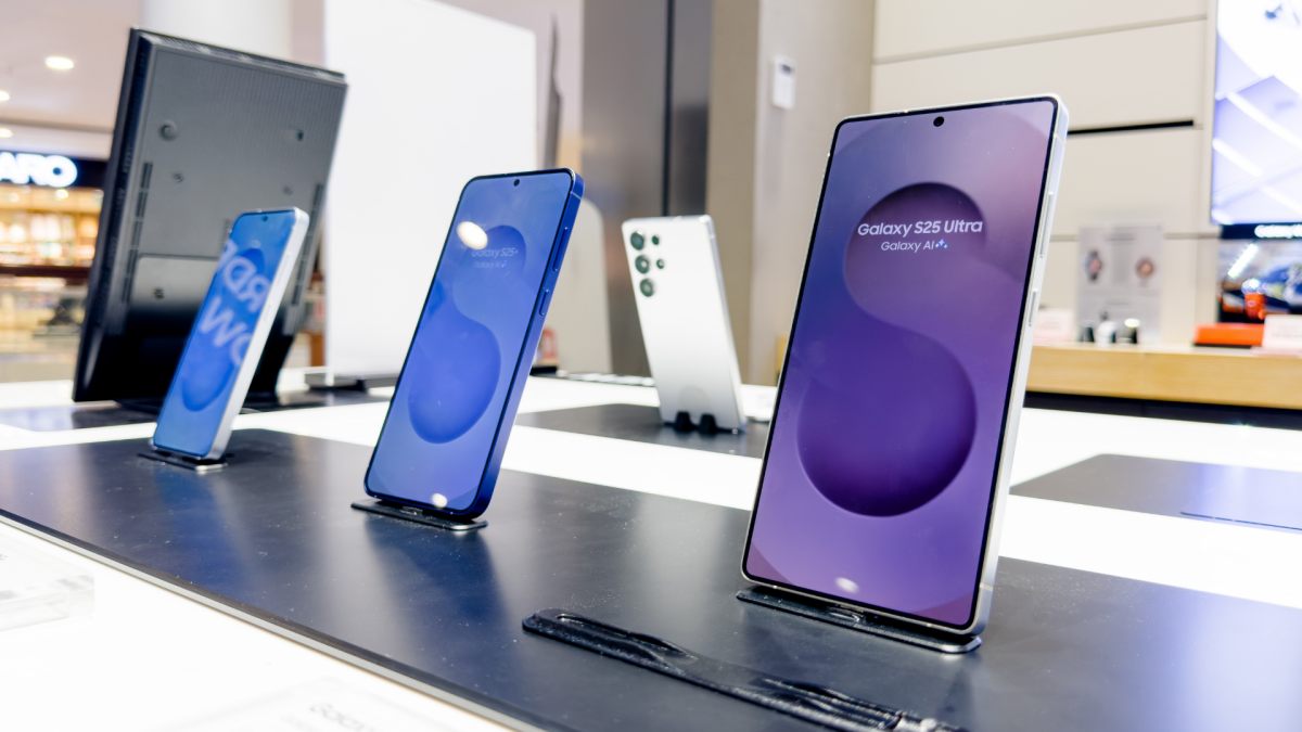 Samsung Galaxy S26 Pre-Order: Up to $900 Trade-In & Exclusive Perks Await 3 Samsung Galaxy S26 smartphone with a graphic illustrating a $900 trade-in offer.